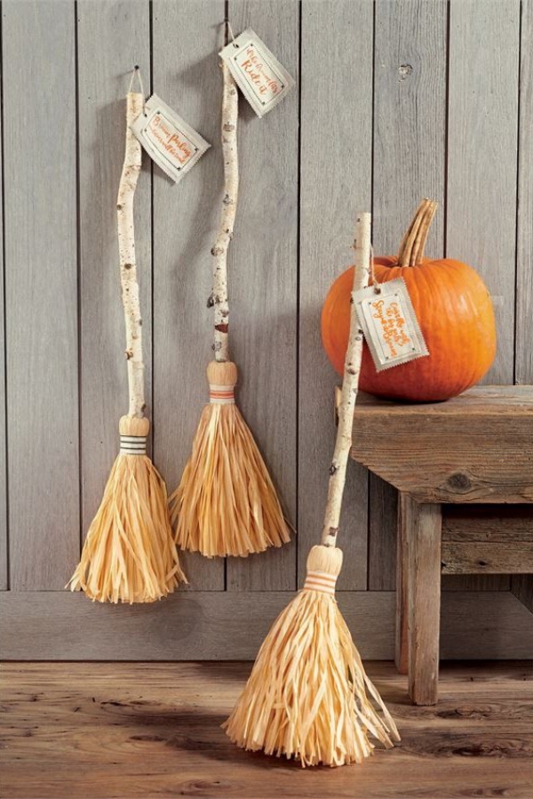 Bricoler des balais de sorcière avec des enfants - idées d'artisanat effrayantes et 2 instructions très faciles balai de paille avec écorce de bouleau bâton de bouleau