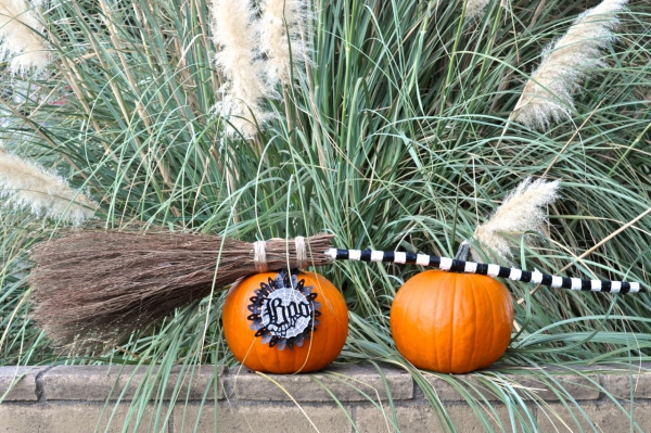 Fabriquer des balais de sorcière avec des enfants - idées d'artisanat effrayantes et 2 instructions très faciles pour les balais naturels matériaux naturels décoration citrouille