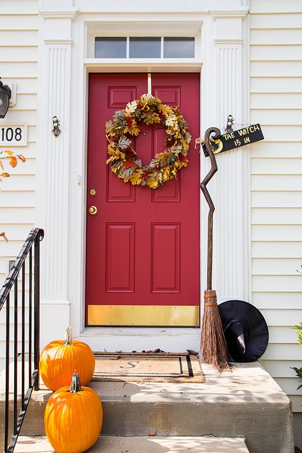 Fabriquer des balais de sorcière avec des enfants - idées d'artisanat effrayantes et 2 instructions très faciles décoration d'entrée balais de sorcière