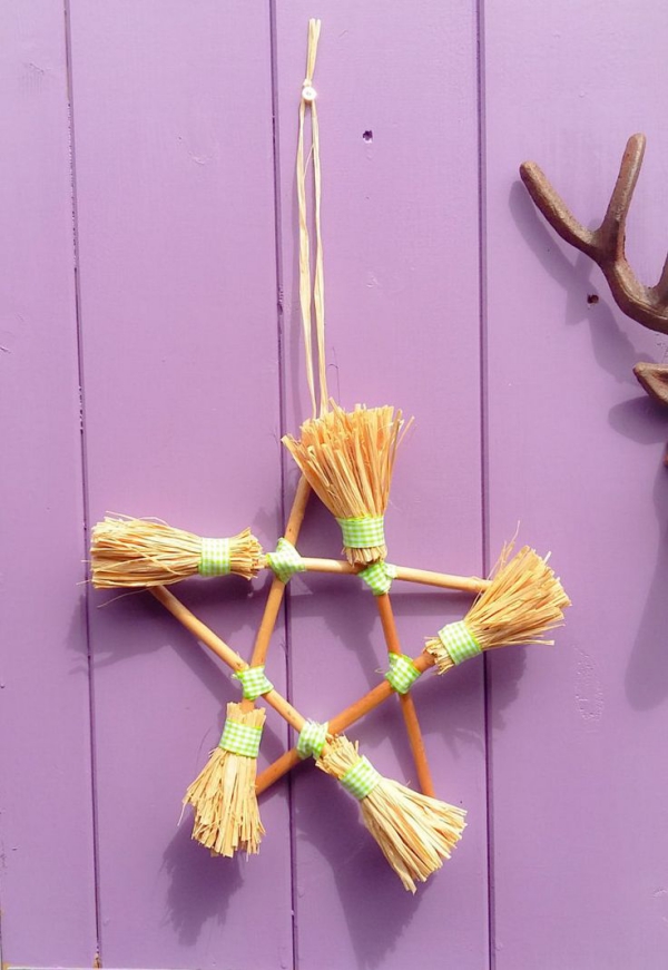Bricolage balais de sorcière avec enfants - idées d'artisanat effrayantes et 2 instructions très faciles couronne de porte étoile bricolage sorcières