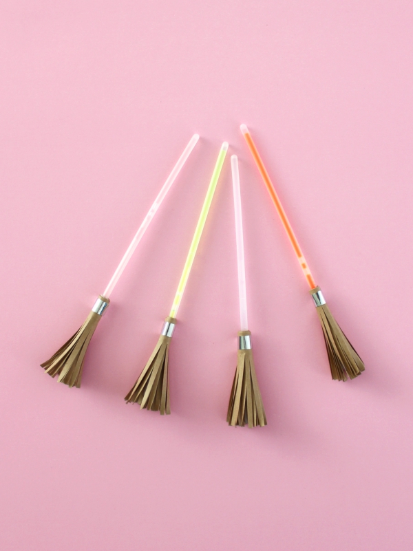 Bricoler des balais de sorcière avec des enfants - idées d'artisanat effrayantes et 2 instructions très faciles bâtons pliants lumières balais jouets de décoration