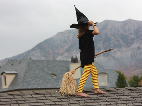 Bricoler des balais de sorcière avec des enfants - idées d'artisanat effrayantes et 2 instructions très faciles enfant fille toit avec balai paille