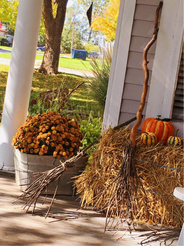 Bricoler des balais de sorcière avec des enfants - idées de bricolage effrayantes et 2 instructions très faciles décoration d'automne balai en paille bricolage