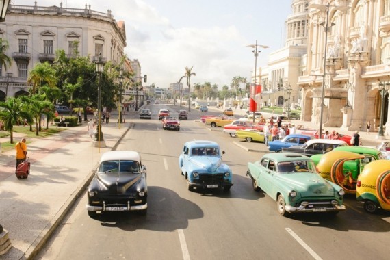 a Cuba ci sono numerose auto retrò degli anni '50 Consigli di viaggio per Cuba taxi d'epoca