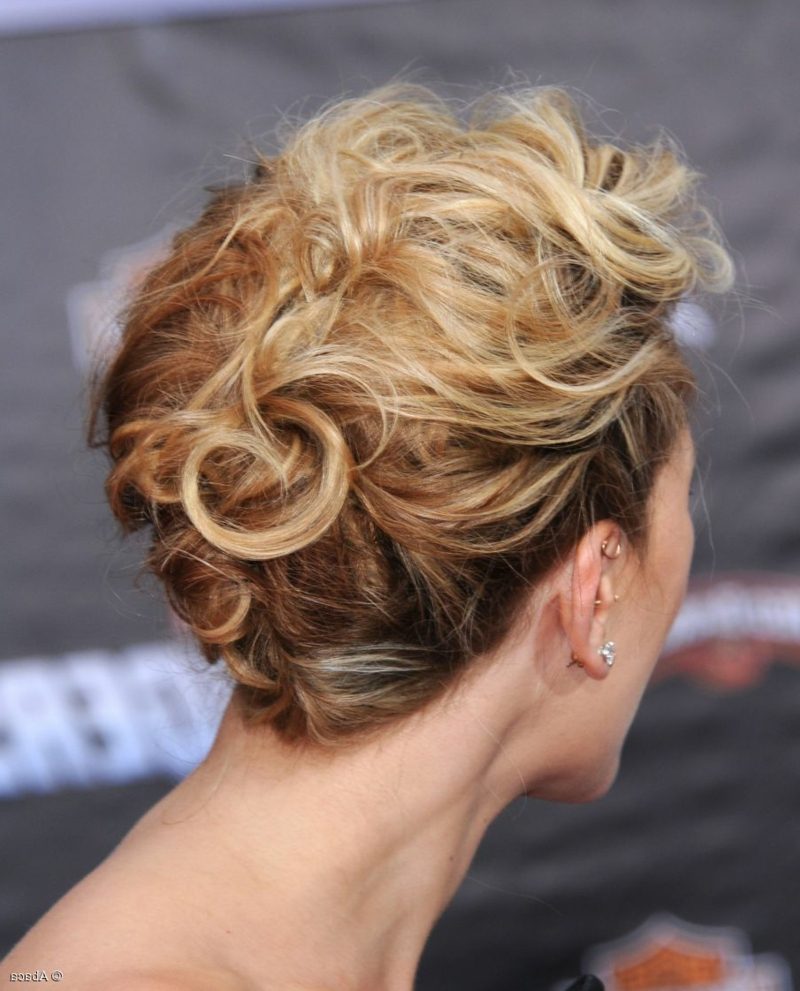 Updos s kovrčama kratke kose