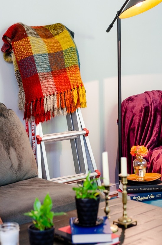 Upotrijebite drvene ukrase ljestvica koje odgovaraju dnevnom boravku dnevnog boravka za čitanje modernim ljestvama