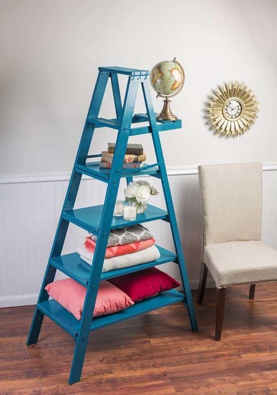 Upotrijebite drvene ukrase za ljestve u dnevnom boravku, obojene plavim ljestvama