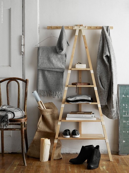 Upotrijebite drvene ukrase za ljestve kako biste uskladili dnevni boravak, ormar za hodnik spavaće sobe