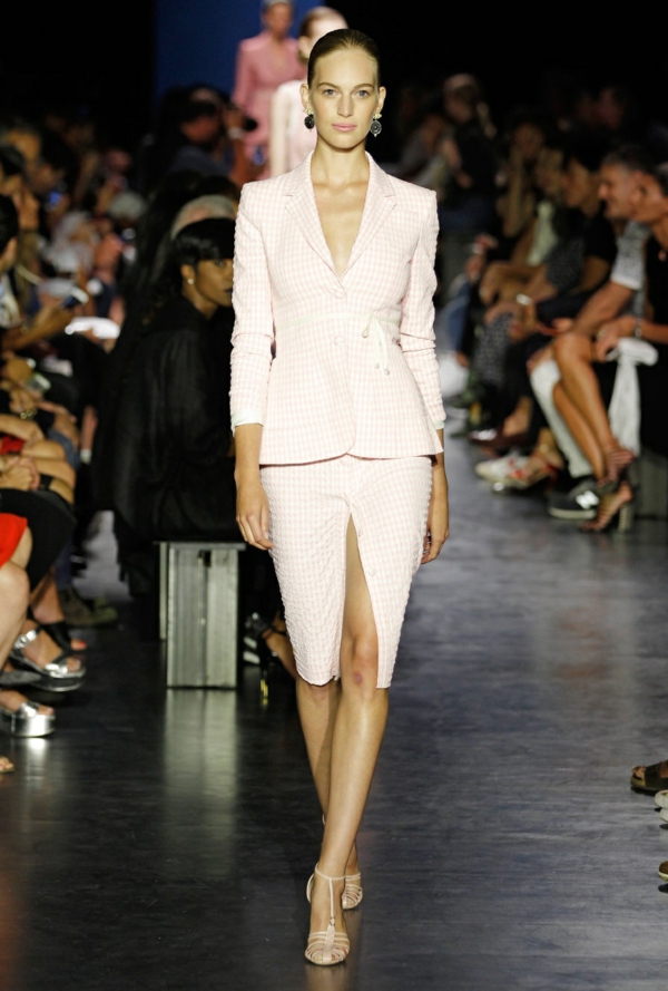 jednostavan karirani uzorak elegantne ženske modne hlače pristaju modernim damama