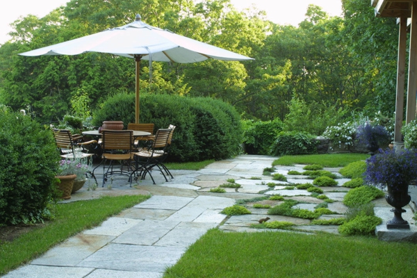 Karbantartja a gyepet a kertben gyep tereprendezés szórakoztató terület