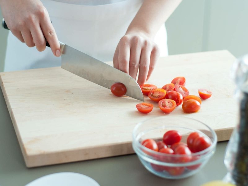 Couper les tomates cerises en deux Jamie Oliver Recettes en 15 minutes Coupe de tomates cerises