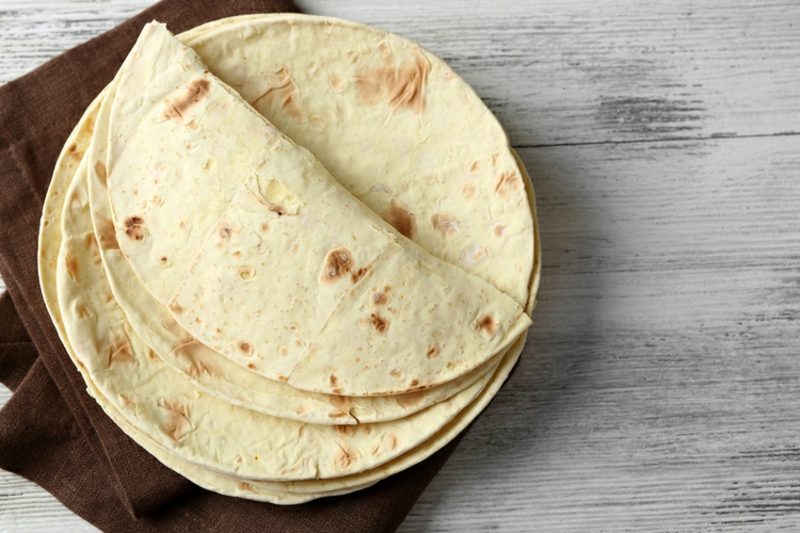 Les recettes de Jamie Oliver font cuire la tortilla jusqu'à ce qu'elle soit croustillante Jamie Oliver Recettes de 15 minutes Salade avec tortillas au four