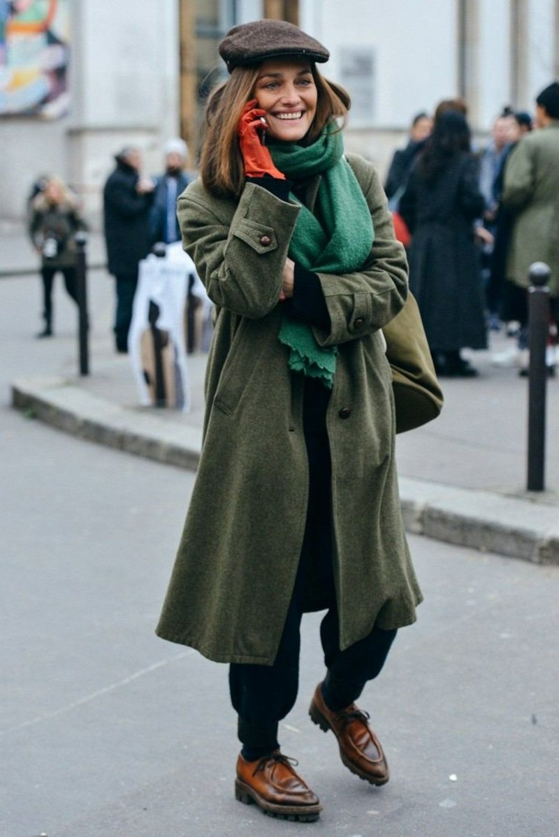 Cappotto con pantaloni della tuta vestito verde oliva per l'inverno Completo di pantaloni della tuta con un lungo cappotto invernale