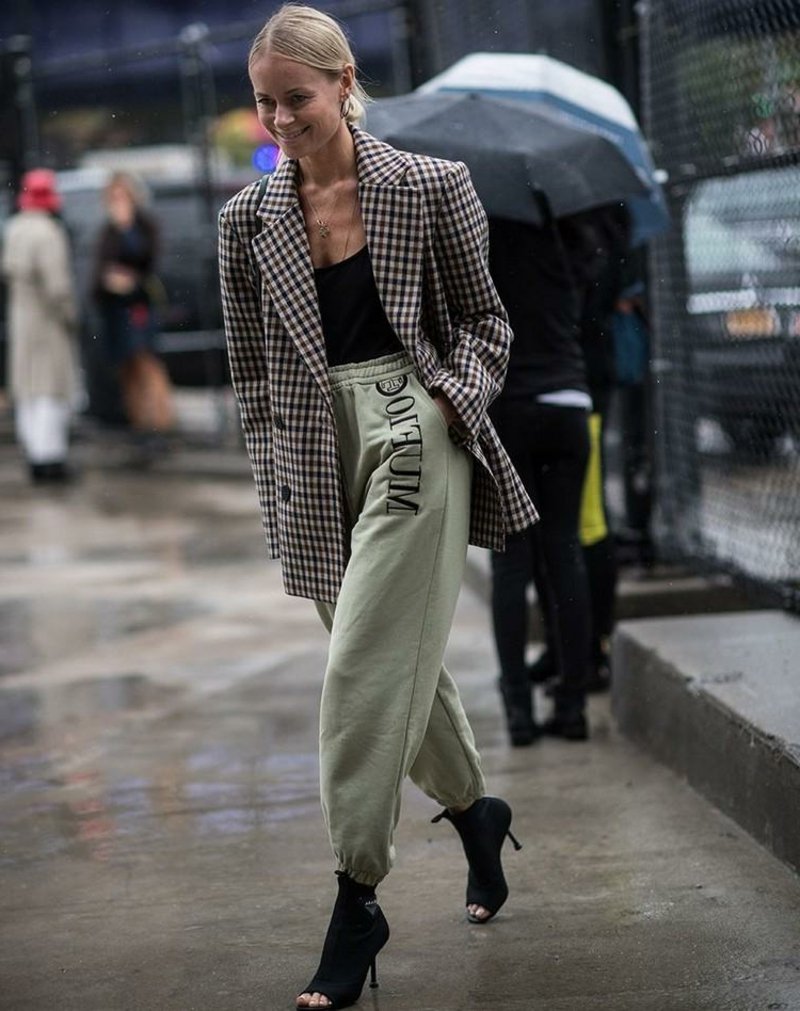 Indossa pantaloni della tuta con un blazer e tacchi alti Completo tuta con blazer e tacchi alti eleganti