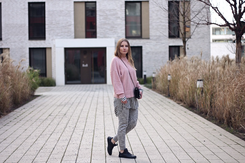 Completo tuta con maglia rosa molto elegante I jogger indossano maglioni rosa