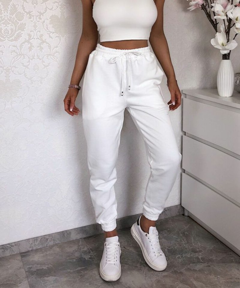 Completo di pantaloni della tuta in bianco i jogger bianchi indossano abiti monocromatici