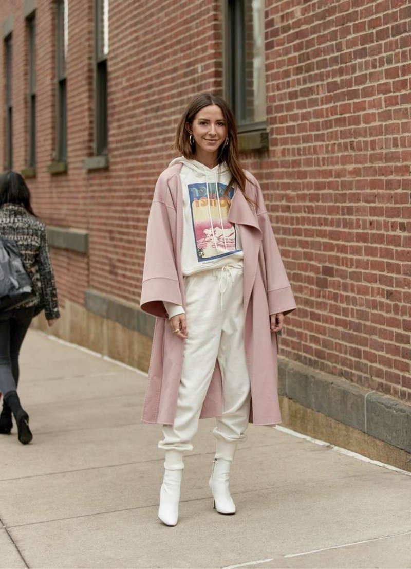 Completo tuta con stivali in pelle e trench rosa super elegante I jogger si vestono di rosa con il trench