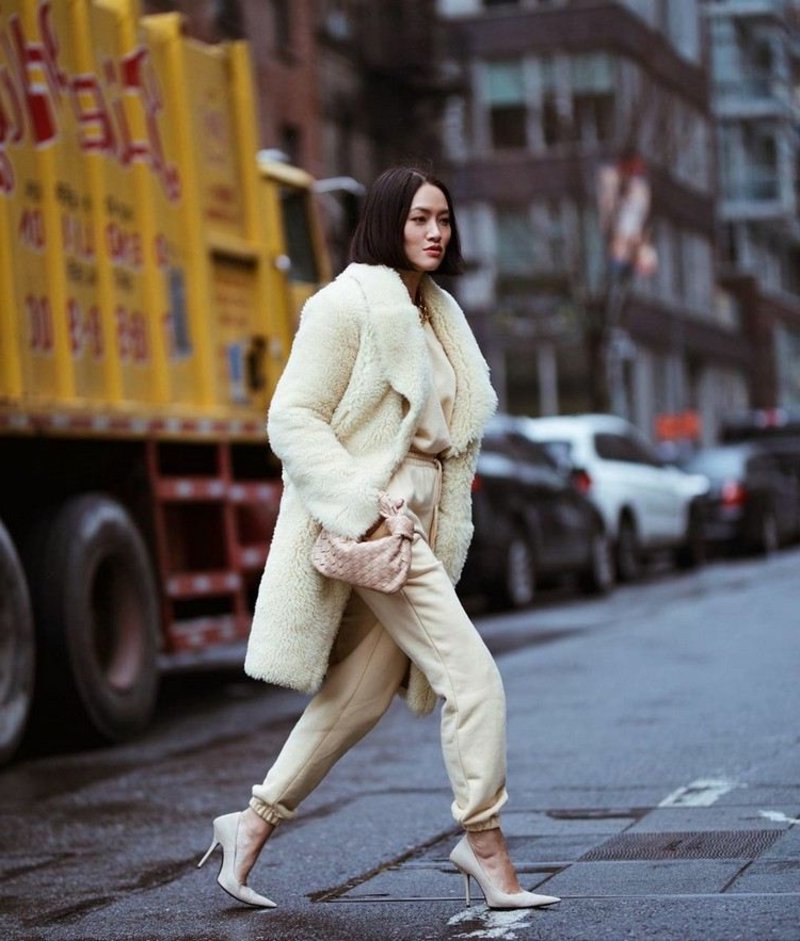 Completo di pantaloni della tuta scarpe alte soffice giacca invernale I pantaloni della tuta indossano una giacca invernale con tacchi alti soffice