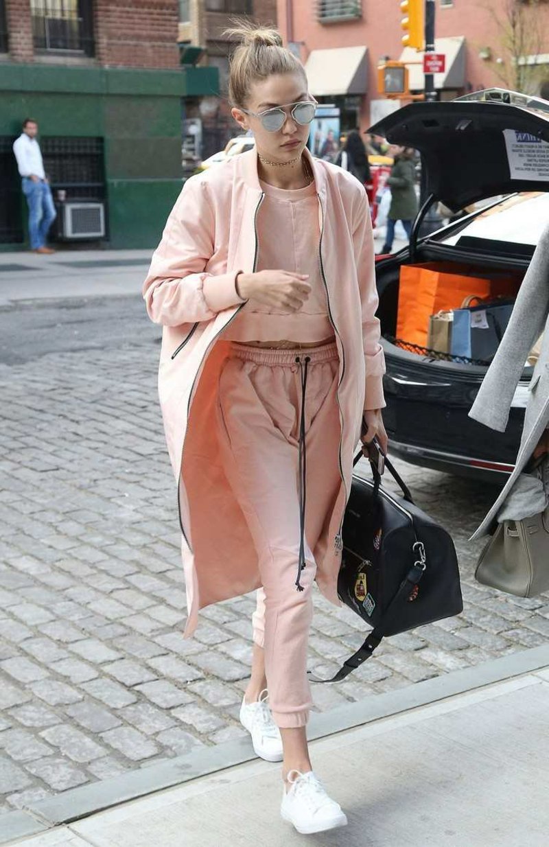 Completo di pantaloni della tuta di Gigi Hadid in rosa Completo pantalone jogging rosa Gigi Hadid