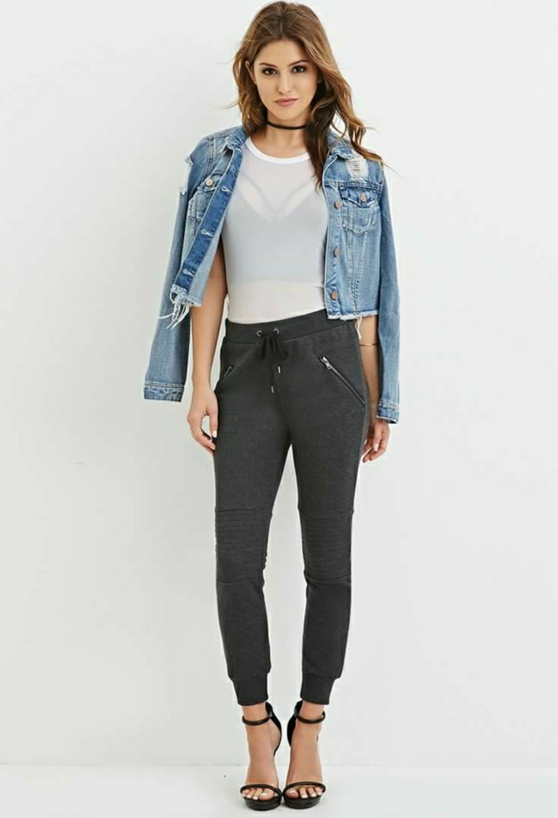 completo di pantaloni della tuta per la giacca di jeans da città Completo in tuta con t-shirt e giubbotto in denim