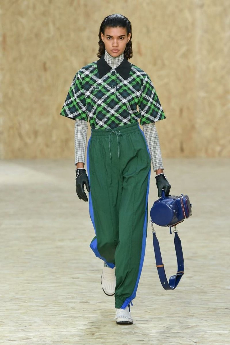 Completo tuta fantasia pantaloni verde oliva Adidas joggers verdi con camicia a quadri idea originale