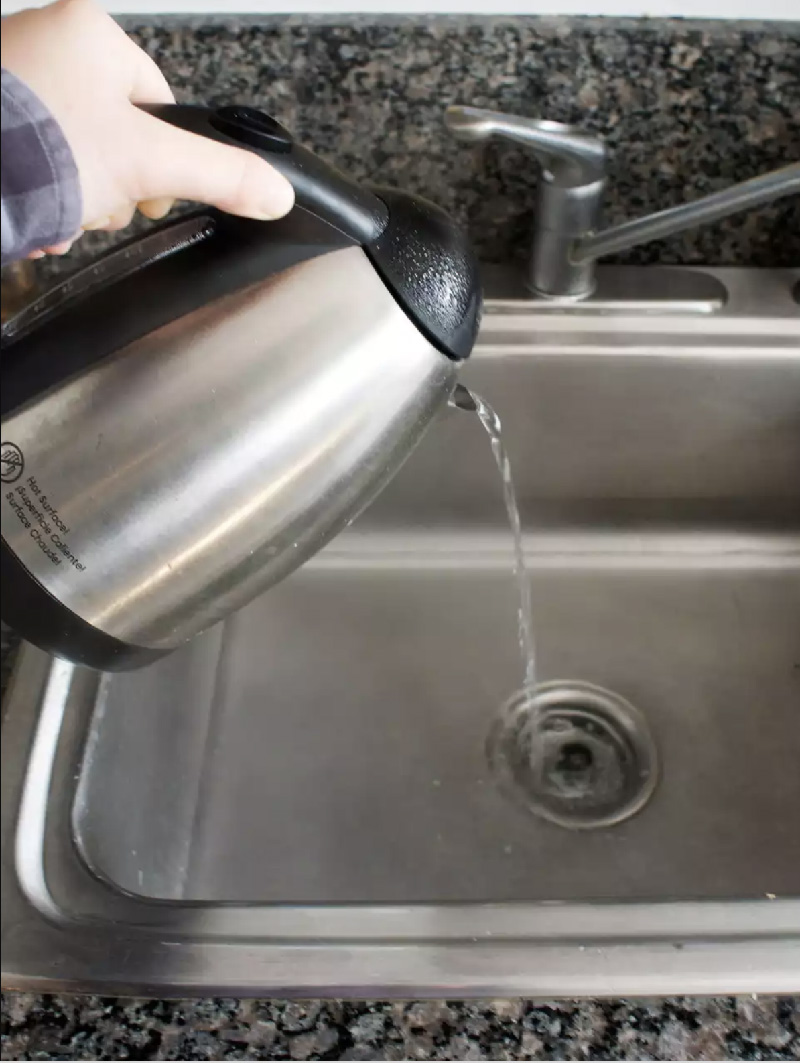 Cleaning the hood in a soap and soda solution - step 1