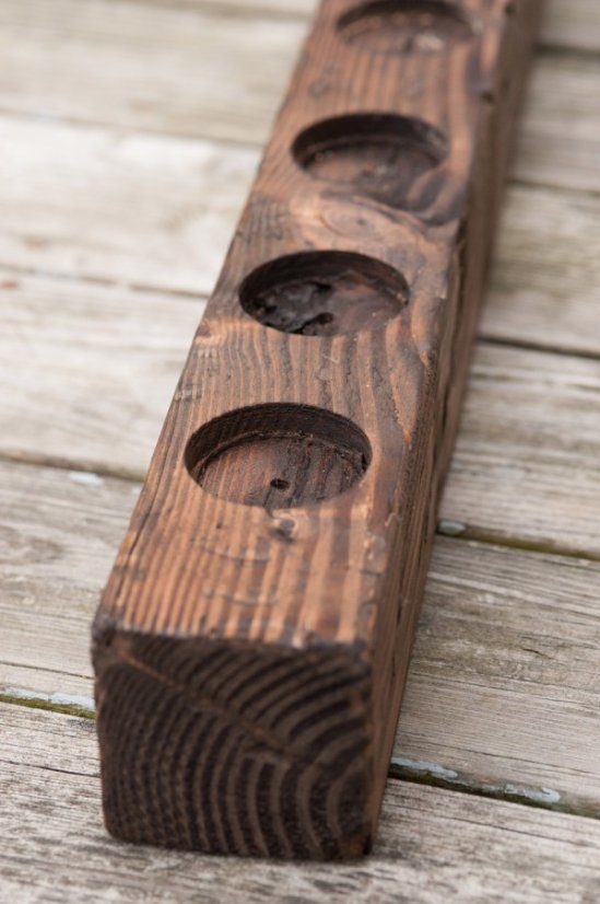 Kandelaar van hout, bedekt met vlek