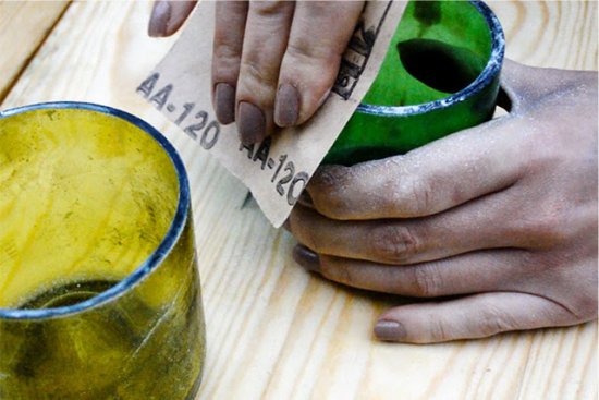 De rand van de kandelaar verwerken met schuurpapier