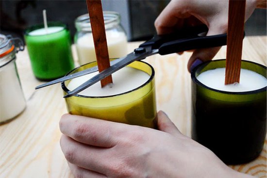 De kandelaar vullen met paraffine