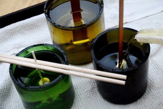 De kandelaar vullen met paraffine