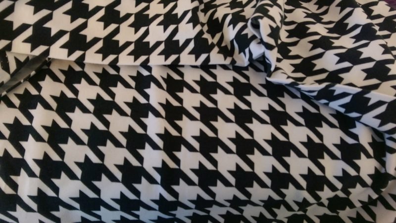 divatos csekk mintás fekete -fehér kopófogú pepita minta