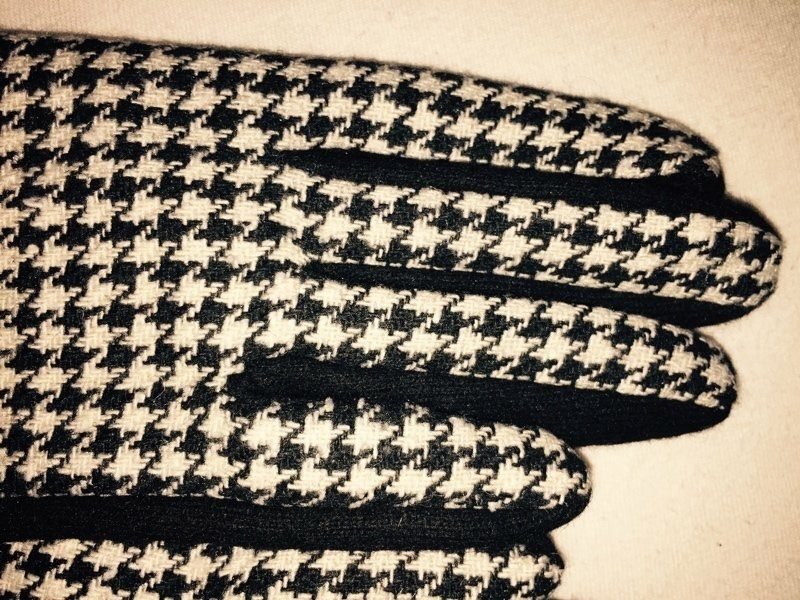 Kockás fekete -fehér kopófogú kesztyű