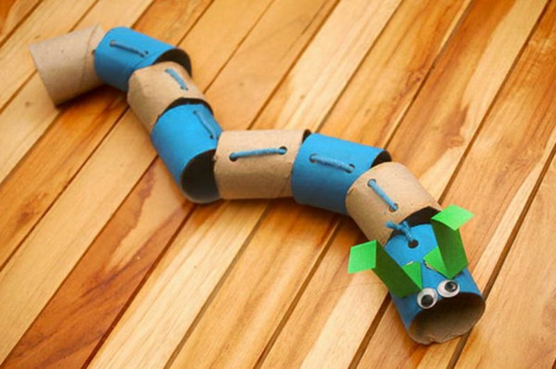 petljaj smiješna zmija sama Napravite vlastitu zmiju igračku za mačke od role toaletnog papira