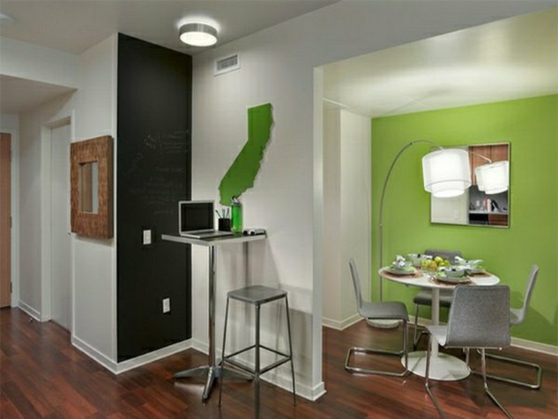 Sala da pranzo con accenti verdi