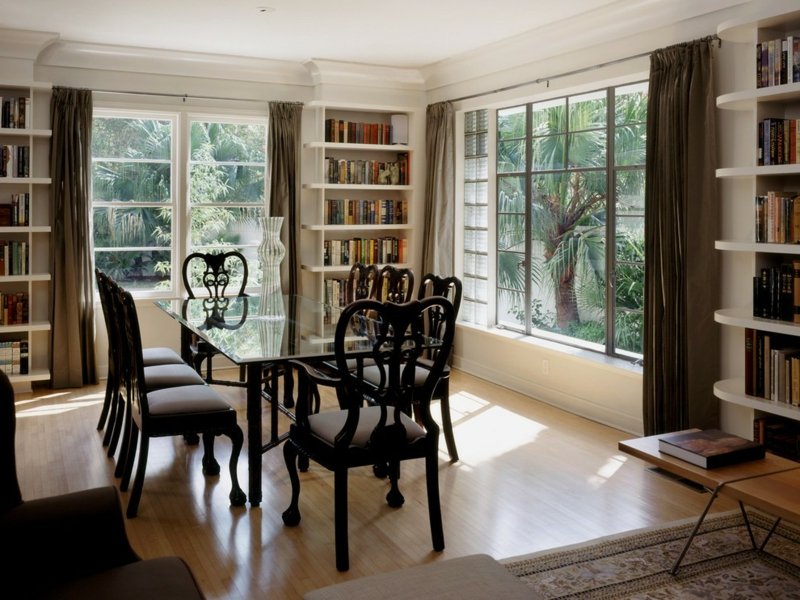 mobili neri in sala da pranzo