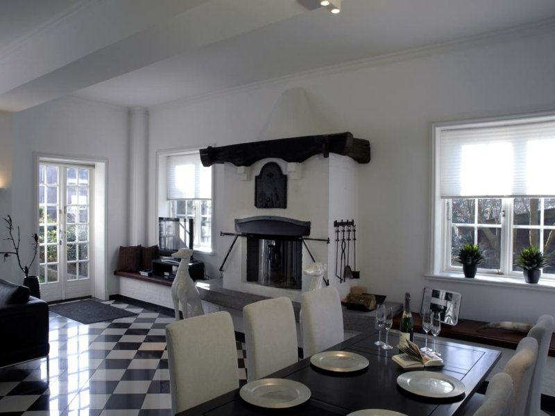 Sala da pranzo in bianco e nero