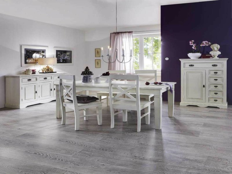 sala da pranzo bianca e colore viola