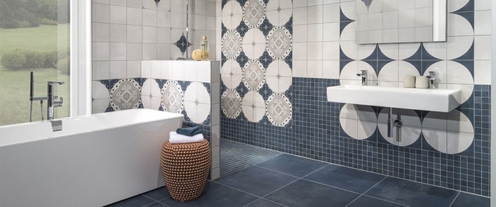 Keramičke pločice ukrašavaju zid i pod u plavoj boji