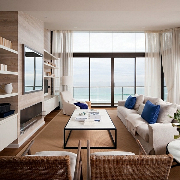 Arredare un piccolo soggiorno, vista mare Piccolo soggiorno allestito finestra con colori neutri vista mare