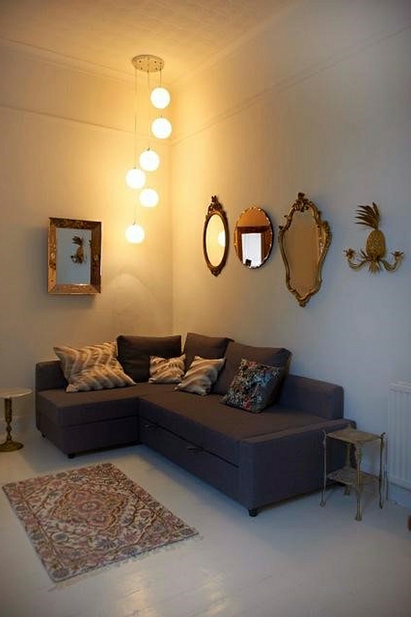 Arredare un soggiorno piccolo, accenti antichi Piccolo soggiorno allestito semplice decorazione della parete del divano ad angolo runner