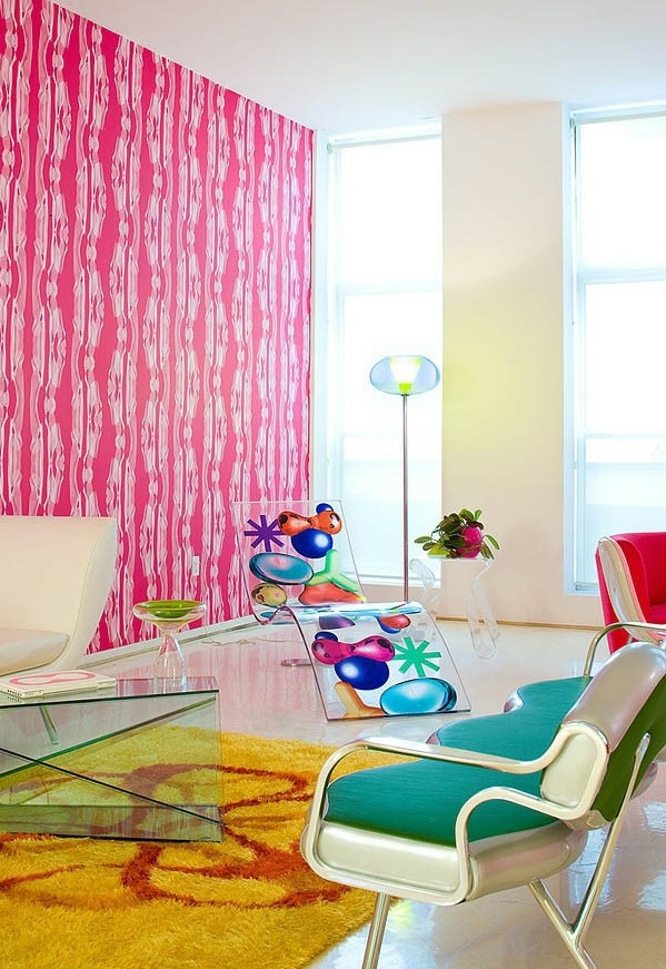 Arredare un soggiorno piccolo, colori accesi Piccolo soggiorno allestito carta da parati colorata moderna