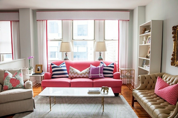 Piccolo soggiorno allestito con cuscini rosa chiari in stile donna