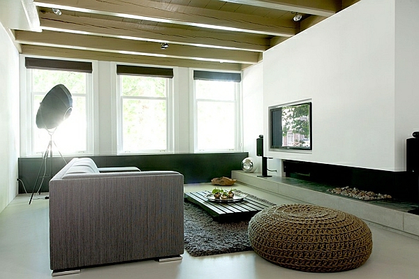 Piccolo soggiorno allestito con luce naturale semplice beige minimalista