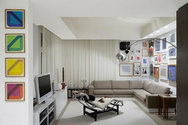 Arredare un piccolo soggiorno, accenti decorativi colorati Piccolo soggiorno arredamento divano beige decorazione della parete immagini colorate della parete