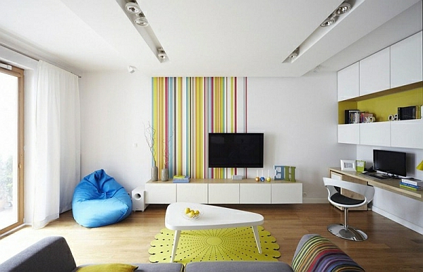 Arreda un soggiorno piccolo, luminoso e colorato Piccolo soggiorno allestito tavolino da salotto con cuscini colorati e divertenti