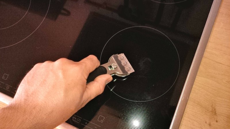 pulire la piastra in ceramica dopo ogni utilizzo Usa il raschietto correttamente