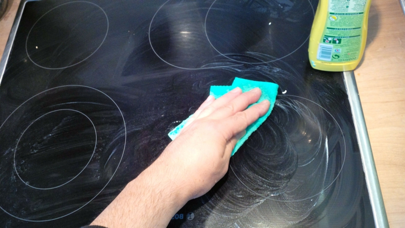 Graffi nel piano cottura in vetroceramica