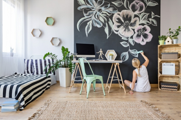 Peignez les tableaux noirs comme de belles décorations de chambre avec de la craie de rue