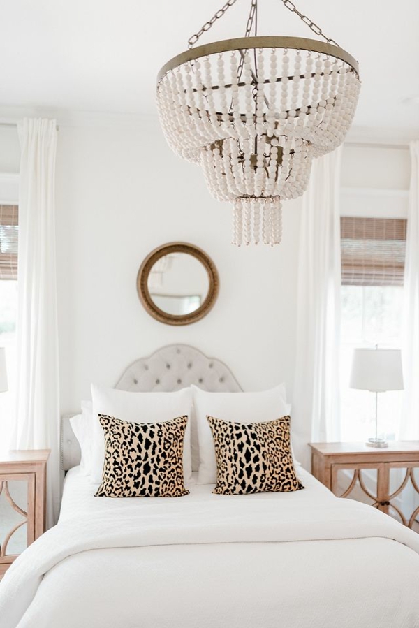 Lustre chambres et beaux coussins pour l'accent lustre chambre beaux accents literie blanche