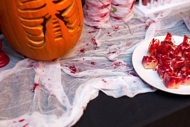 Nappe avec de fausses taches de sang